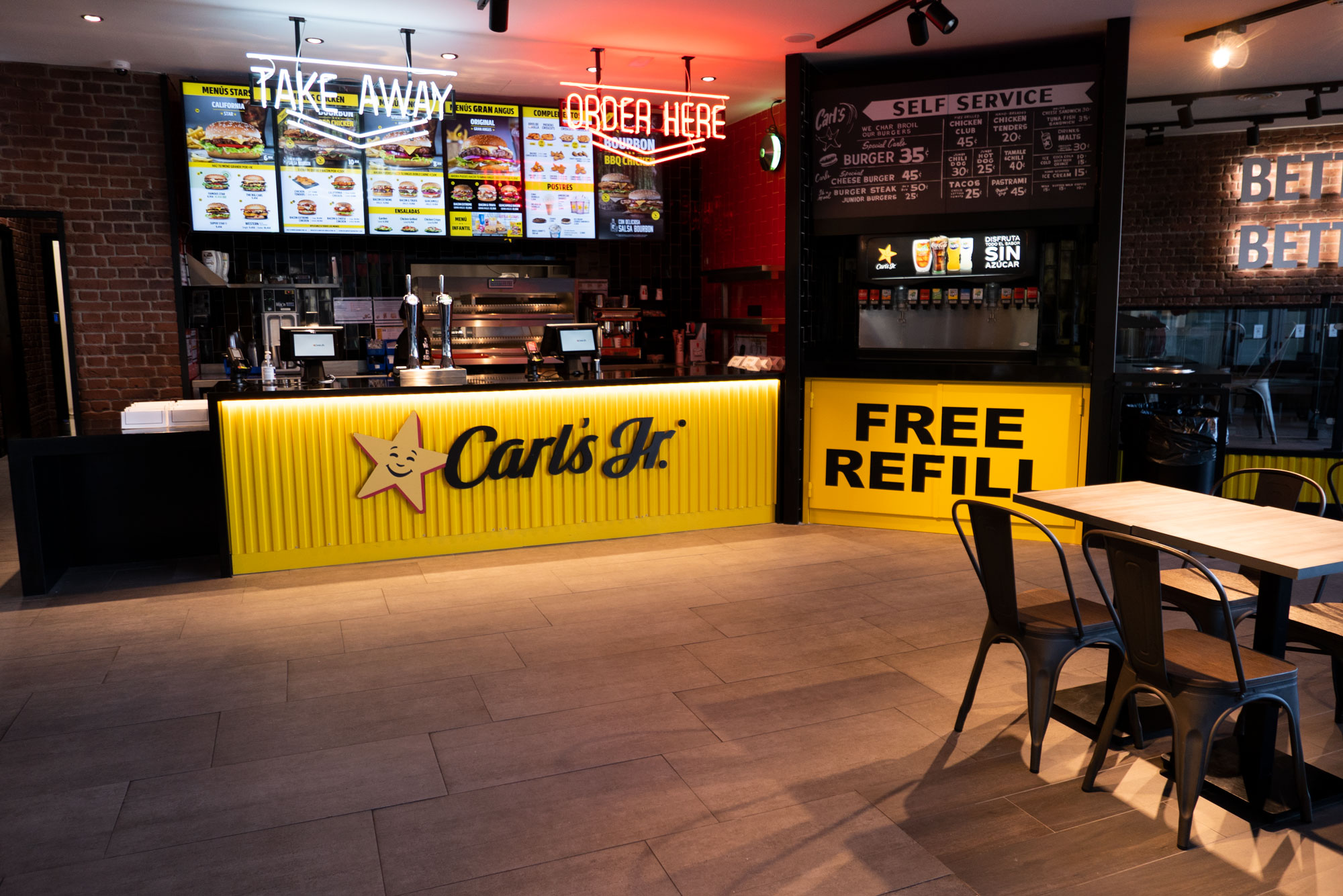 Inaugurado un nuevo Carl´s Junior en Zaragoza. MOBEQUIPA