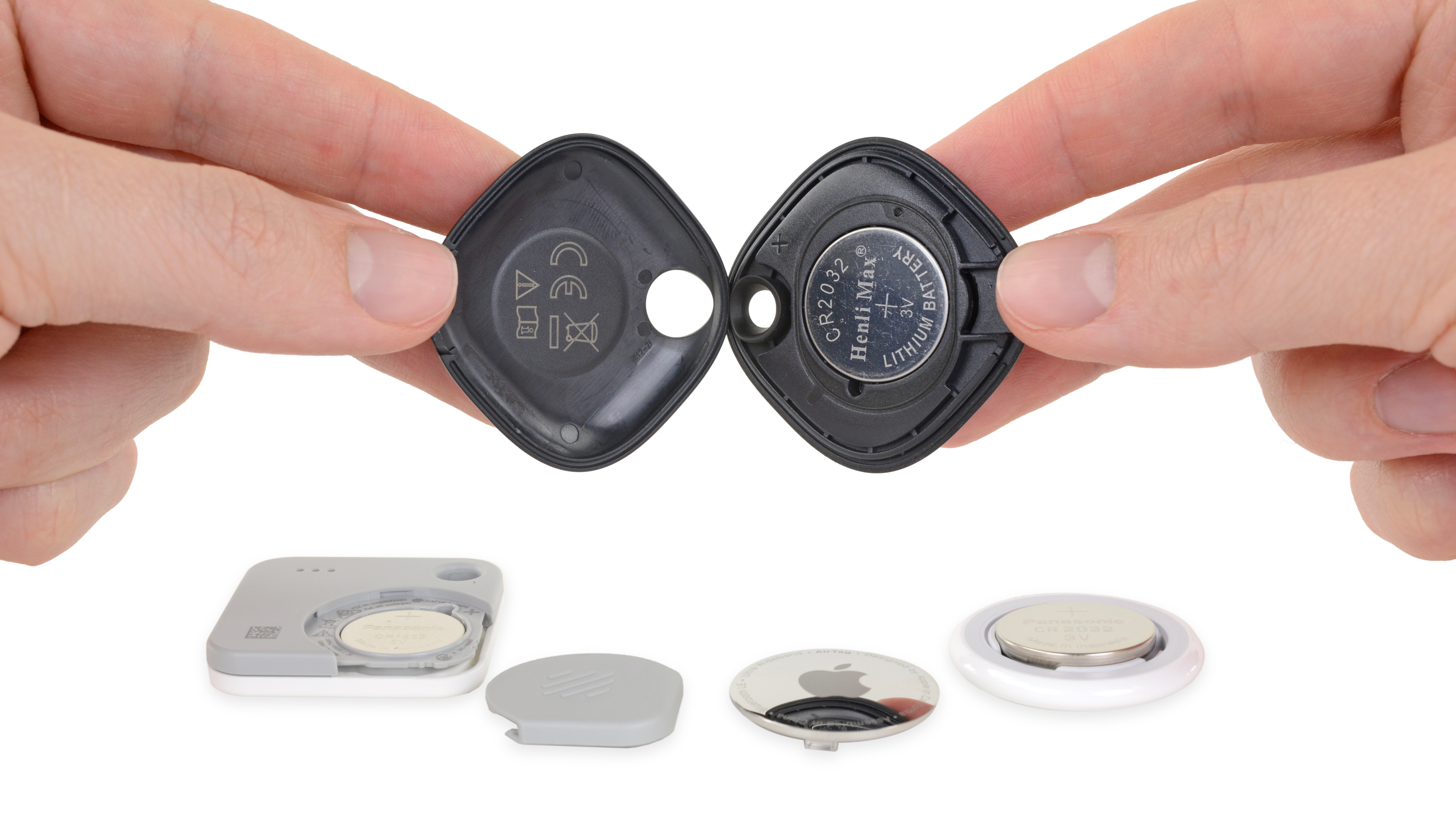 iFixit smonta e confronta AirTag con Tile e SmartTag (foto) Foto 4 di 13