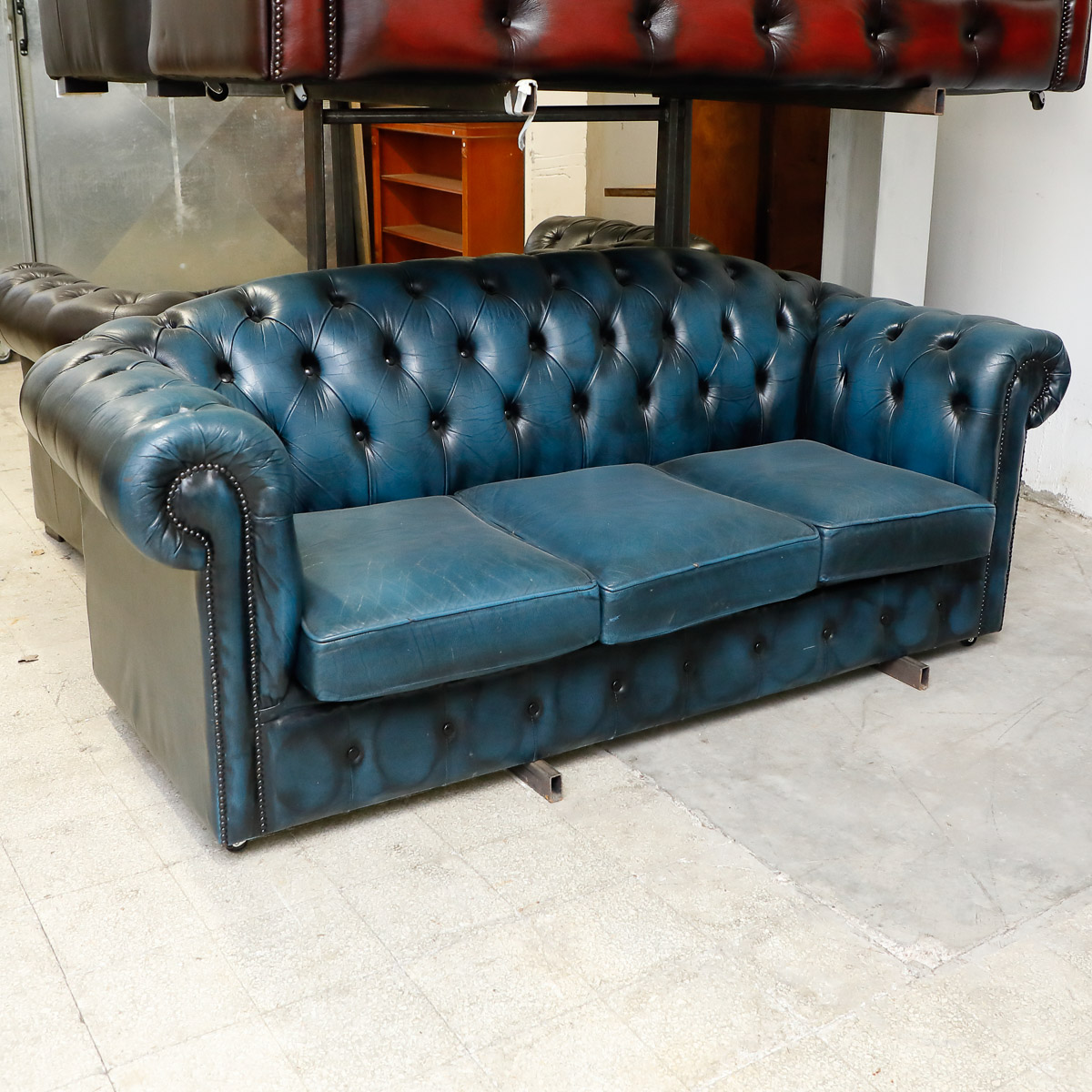 Leather sofa in peacock blue, England, 20th century Mobili Sisi
