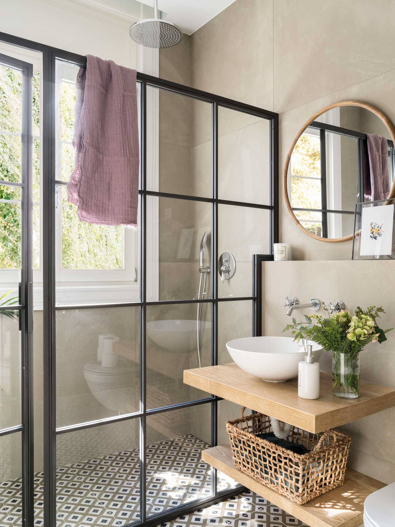 Cómo ganar espacio en un baño pequeño. Trucos para baños 2022.