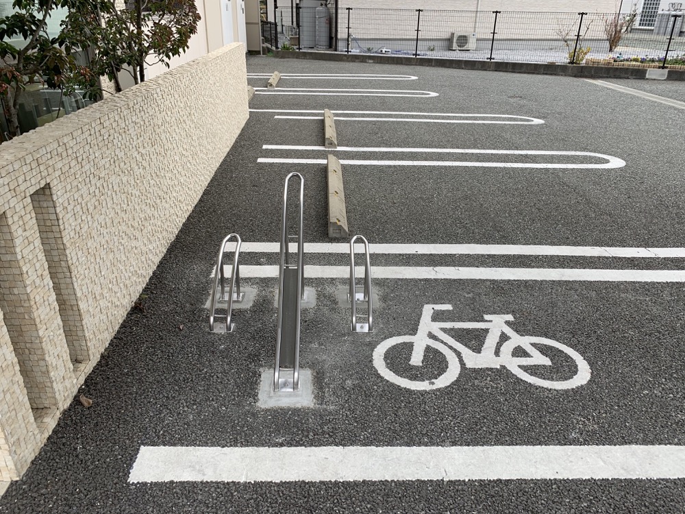 自転車場に車輪止めを設置しました｜福岡市の眼科｜白内障・網膜硝子体手術・緑内障手術｜望月眼科