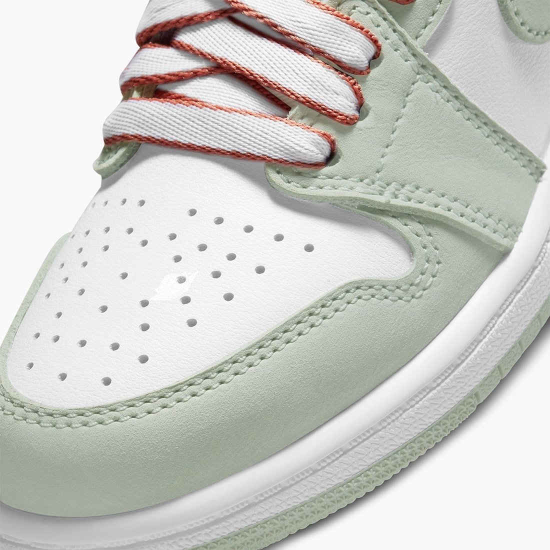 First Look at the Women’s Air Jordan 1 “Seafoam”