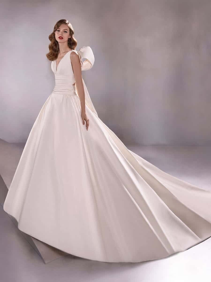 Princess wedding gown, bow sculptured back Modes Bridal NZ