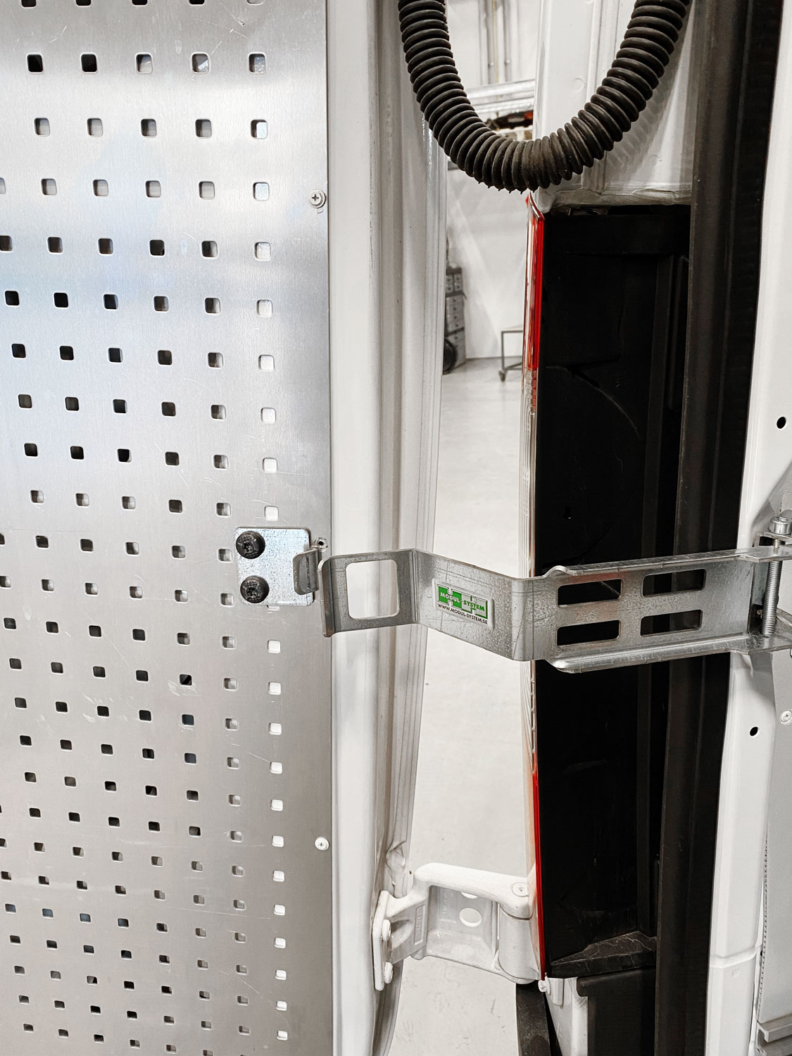 We introduce new and smart door stop hinges for Mercedes Sprinter rear