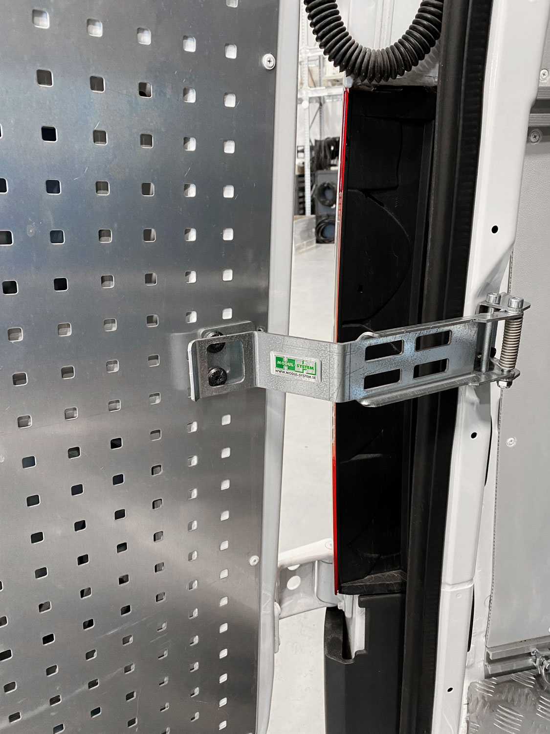 We introduce new and smart door stop hinges for Mercedes Sprinter rear