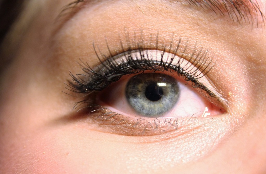 Comment poser soimême ses extensions de cils Mon de beauté