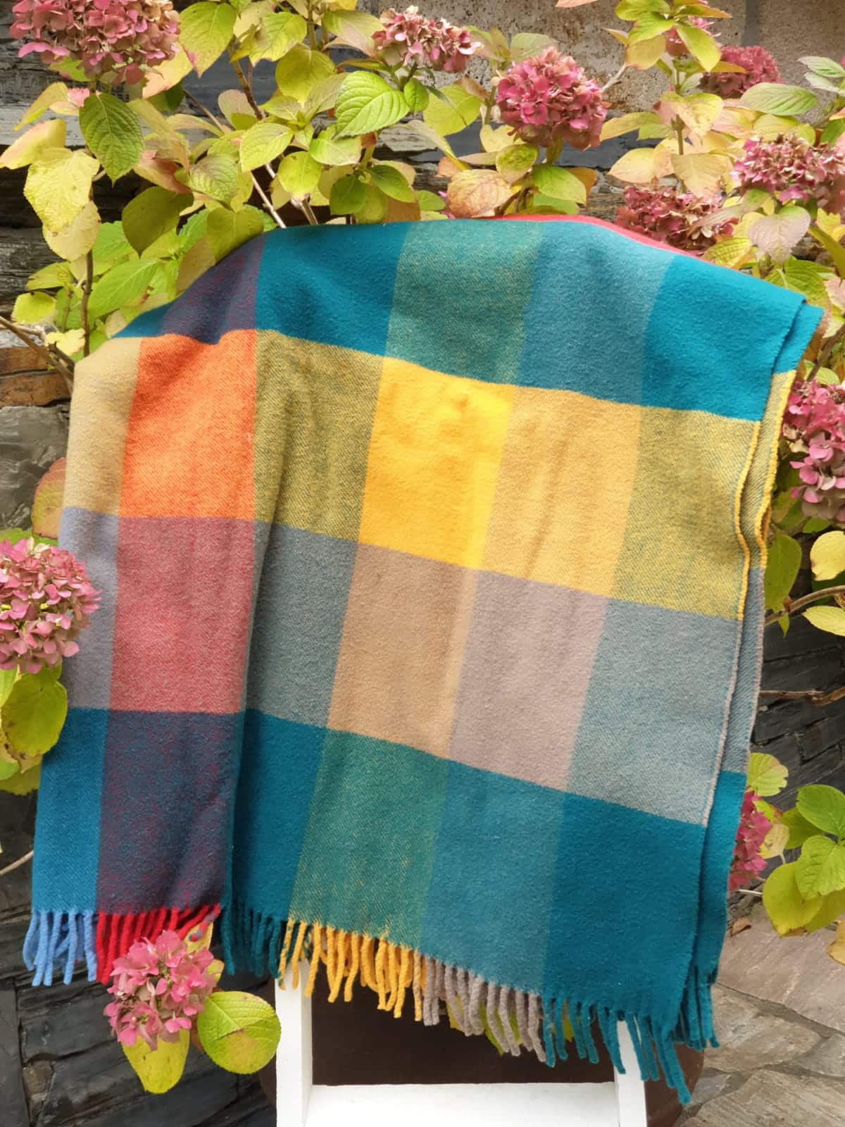 Manta artesanal de Val de San Lorenzo Color Cuadros de Colores