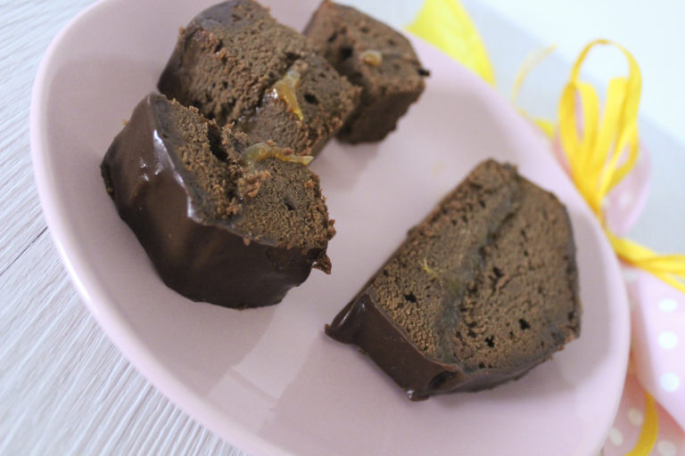 Due strati di morbido pan di spagna con farina di riso e cacao racchiudono una confettura extra di albicocche ricoperto da una glassa al cioccolato e fave di cacao, goloso e senza glutine. Torta Sacher senza glutine | Monica's Kitchen