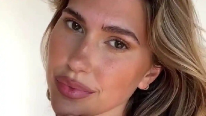 Kara Del Toro cozies up in her new home for a espresso desk collaboration