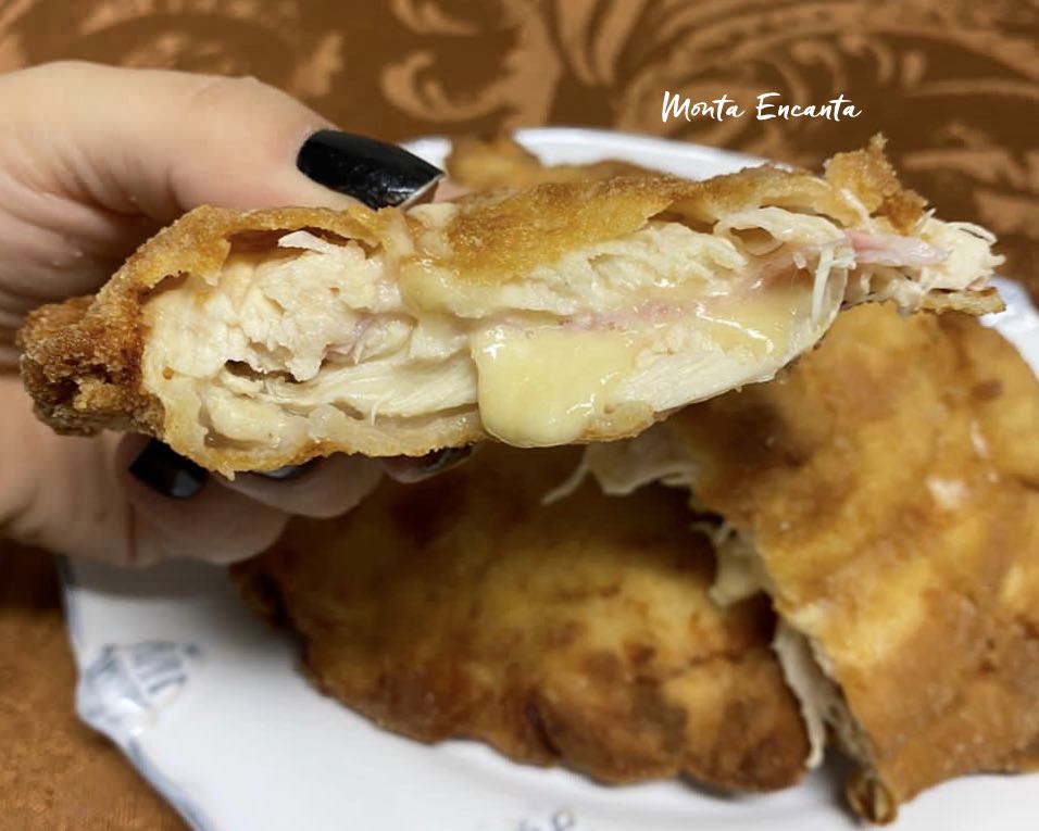 Filé de frango empanado e recheado com queijo Monta Encanta