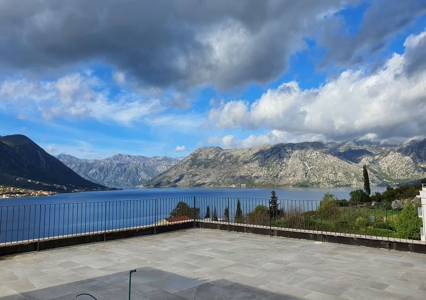 Penthouse for sale with a panoramic view of the Bay of Kotor, Dobrota