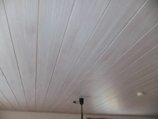 Zimmerdecke mit Dimma Vit Holzfarbe Schwedenfarbe Moose Färg