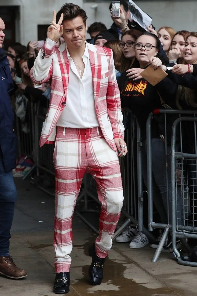 10 looks de Harry Styles que desafían las reglas de género en la moda