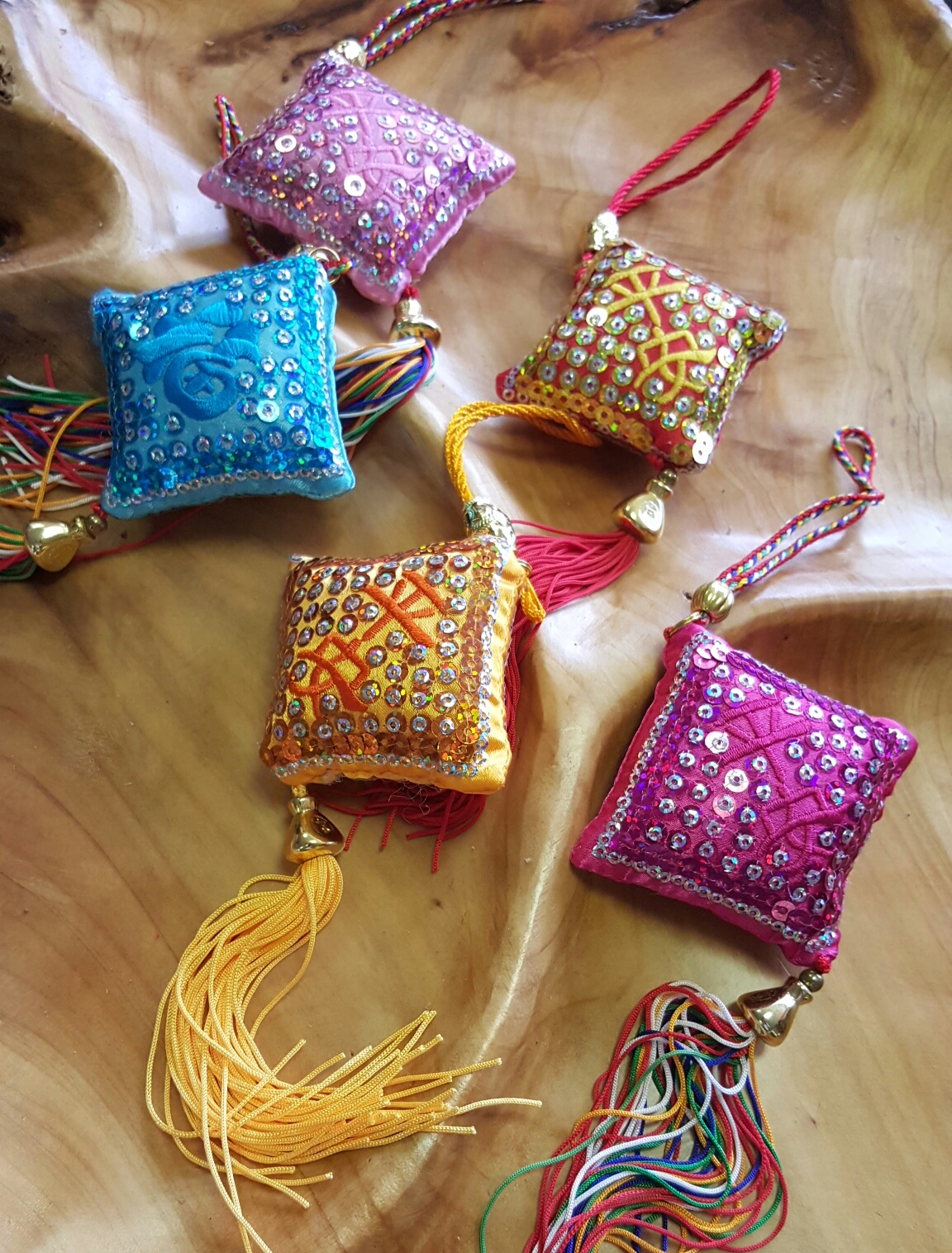 Set Of 5 Rhombus Handcraft Knitted Sequin Embroidered Chine