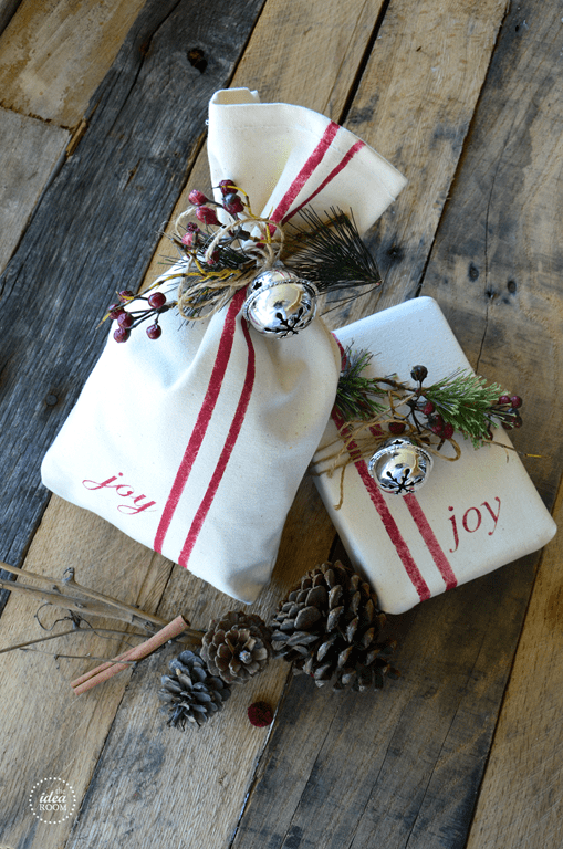 32 DIY Christmas Wrapping Paper Ideas For Your Gifts
