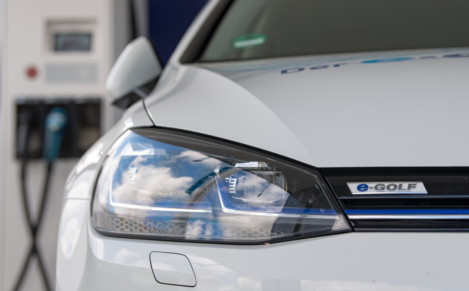 Which Electric Vehicle Brands Are Offering Free Charging Subscriptions?