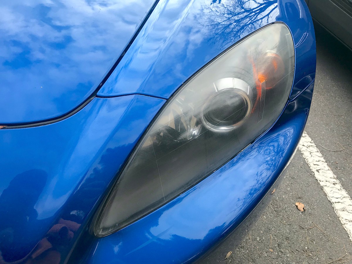 How to Use a Lemon and Baking Soda to Clean Your Car's Headlights