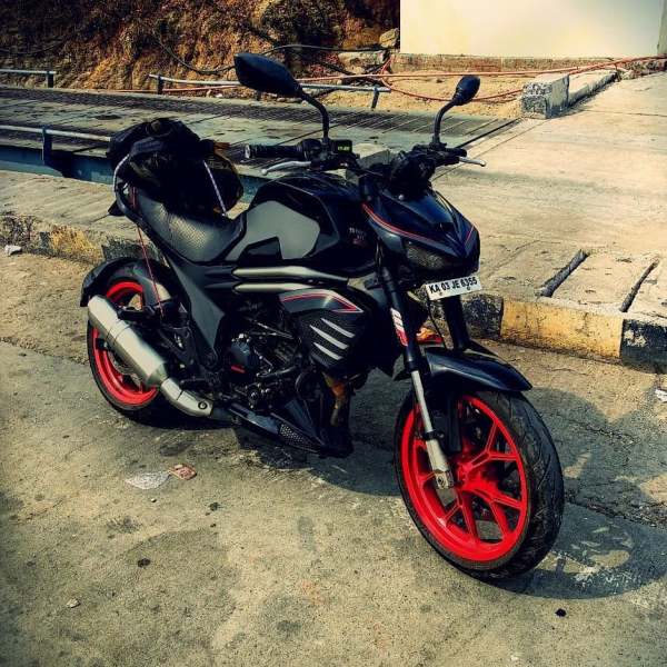 Kawasaki Z1000 Inspired Modified Mahindra Mojo (1)