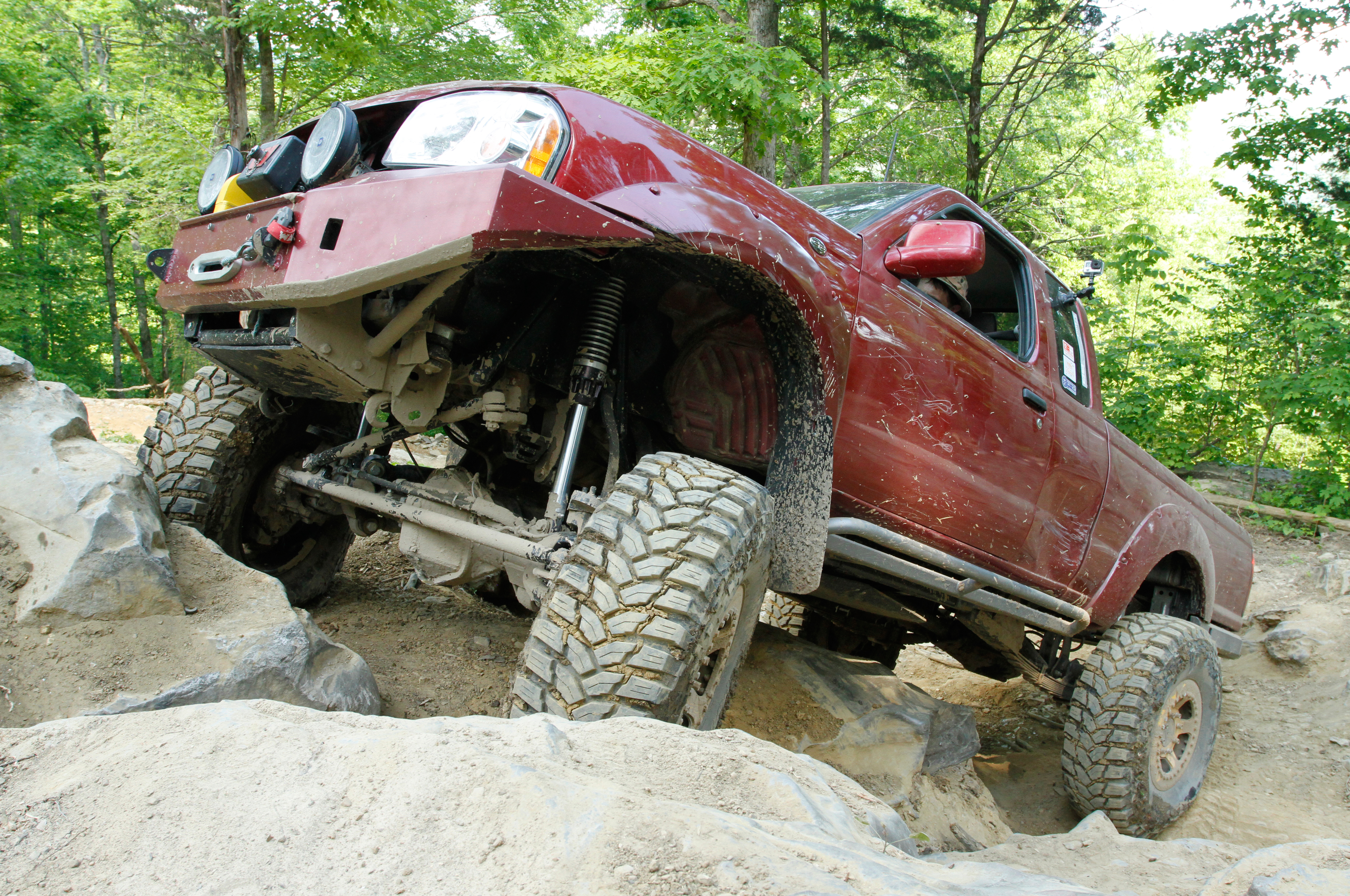 HighRiding 2001 Nissan Frontier on Portal Axles