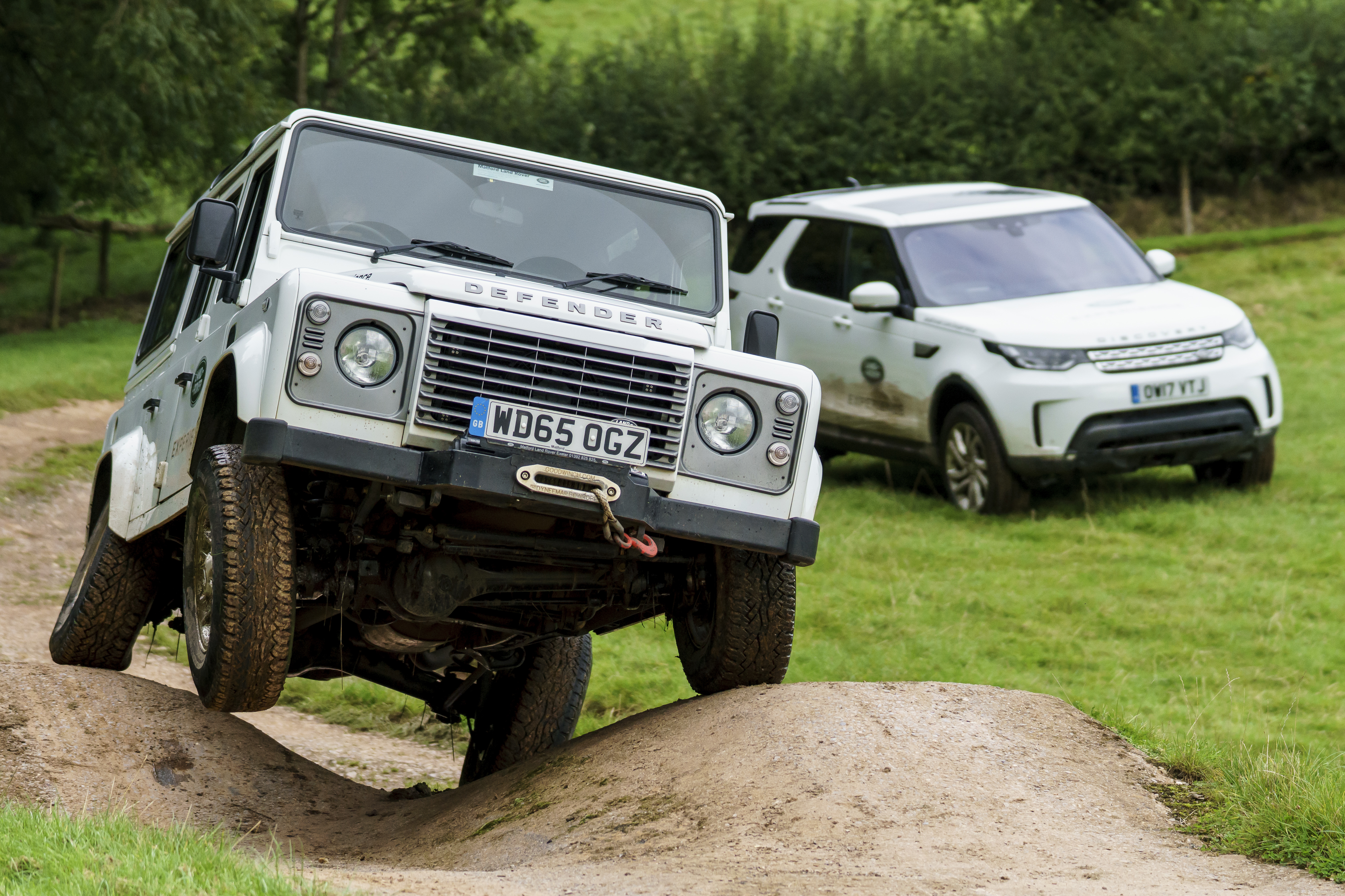 2015 Land Rover Defender 110 VS. 2017 Land Rover Discovery