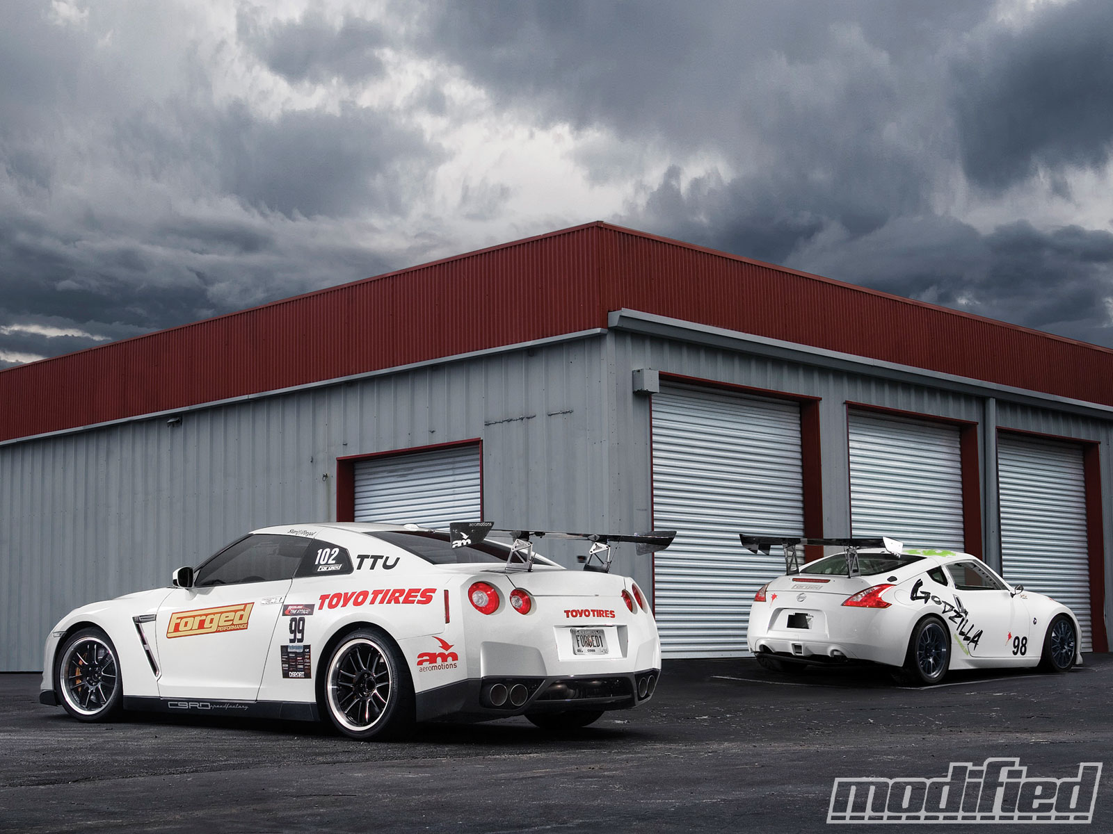 2009 Nissan 370Z and 2009 Nissan GTR Nissan Chasing Godzilla