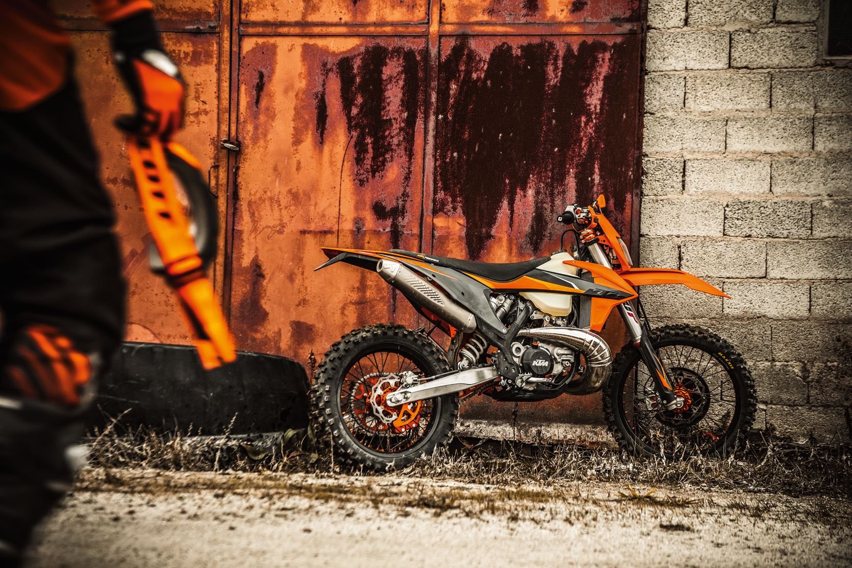 Equipaggiata con l'esclusiva forcella ad aria wp xact e dotata di una lunga lista di accessori di serie, è pronta per affrontare le prove più dure e i tracciati più impegnativi di tutto il globo. 2021 KTM EXC Enduromodeller - Motorworld