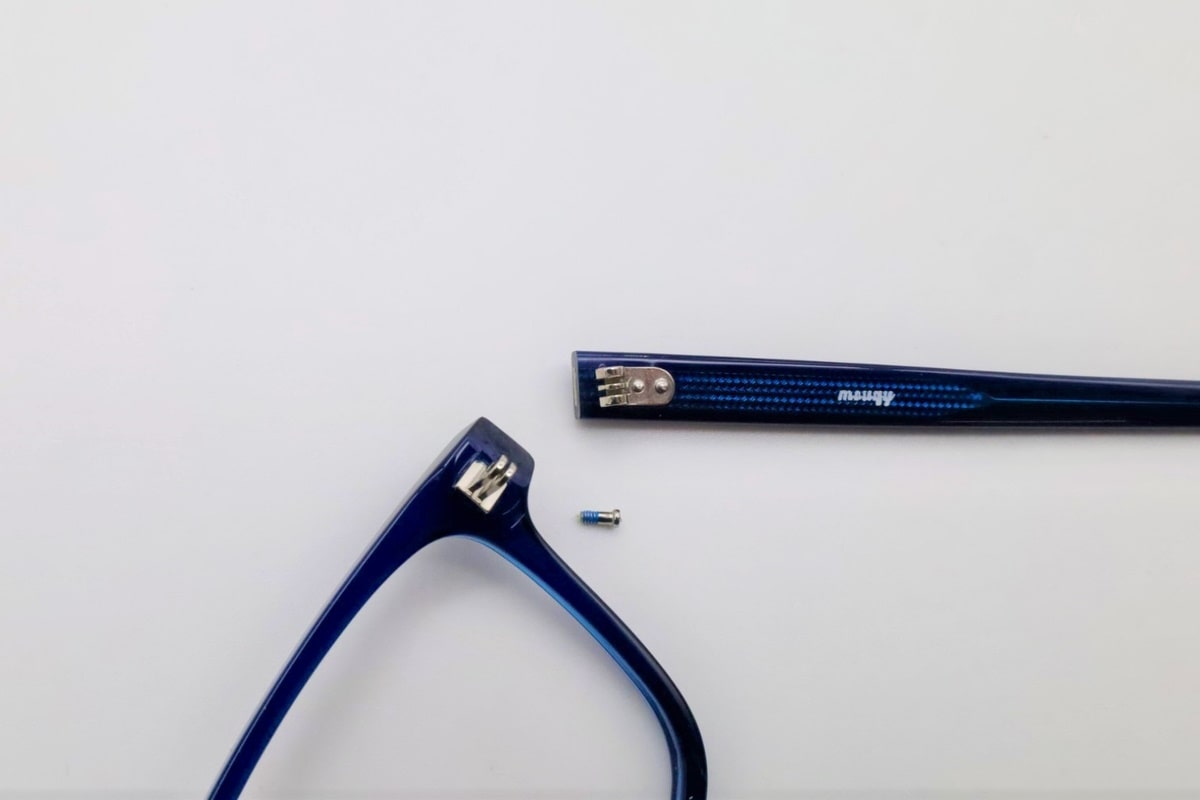 What Types of Glasses Hinges Are There?