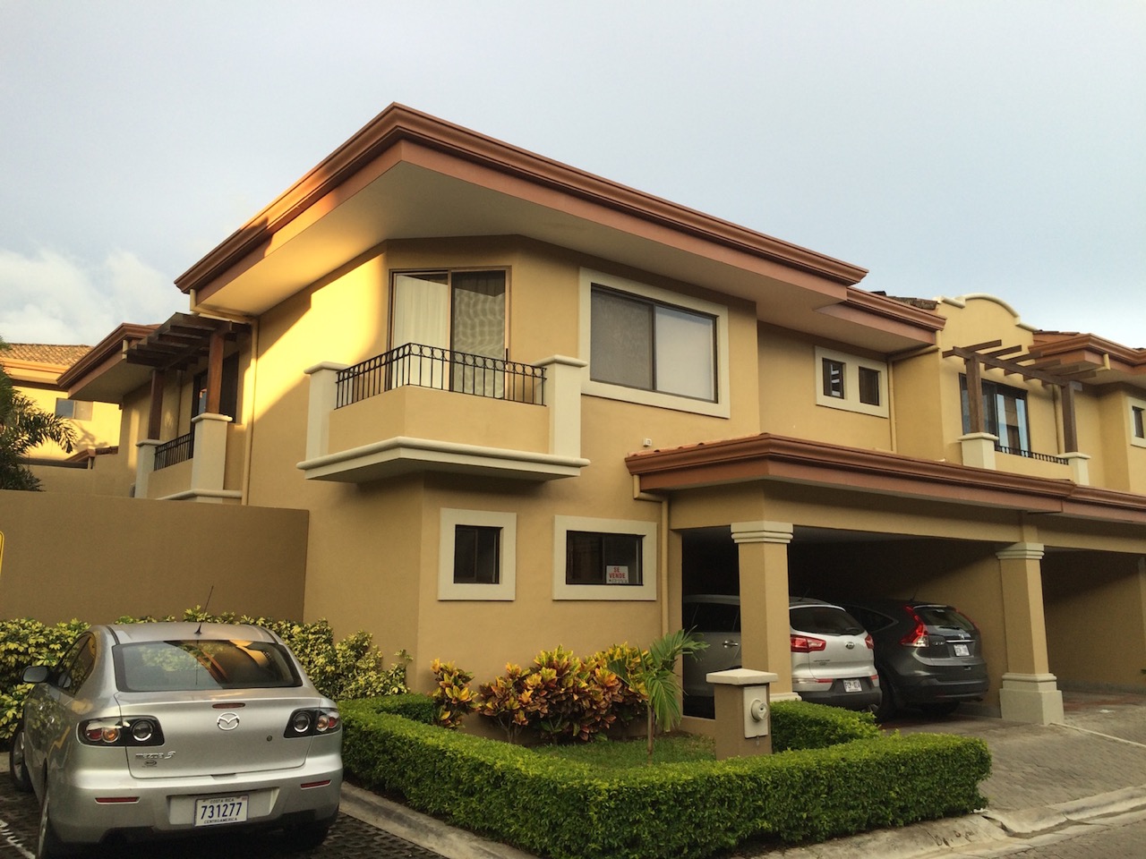 Venta casa en Escazu condominio Villas de Valencia MRA Group