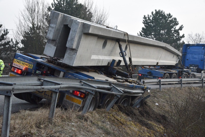 Schwetzingen Schwertransport fährt in Leitplanke A6 AS Schwetzingen