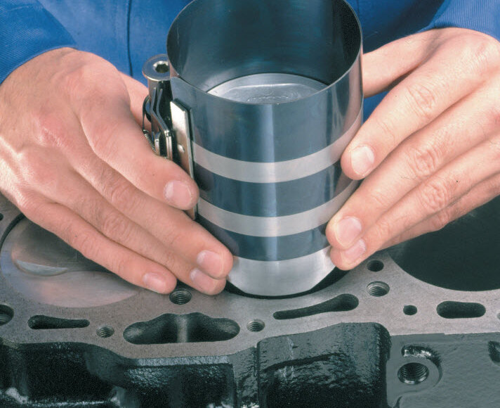 Inserting the piston into the cylinder bore Motorservice