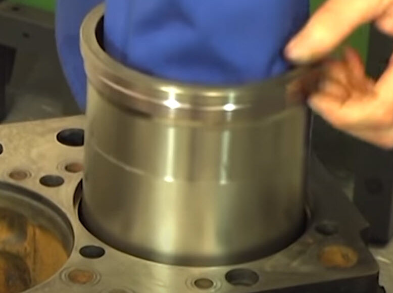 Installation of cylinder liners Motorservice