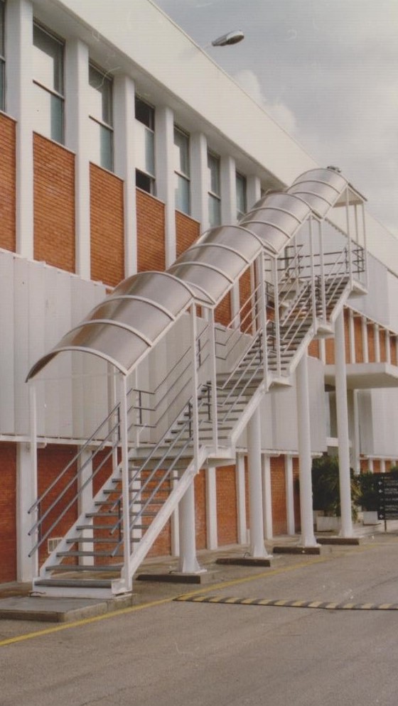 scala esterna in acciaio verniciato con copertura MTF2000 srl