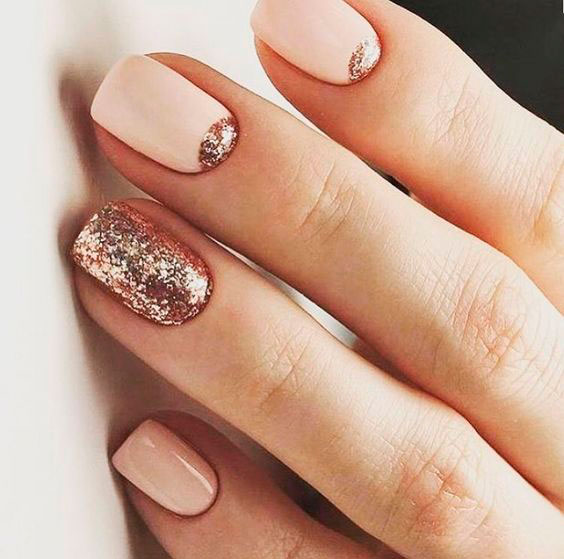 Uñas Rosas Palo Mate unas decoradas