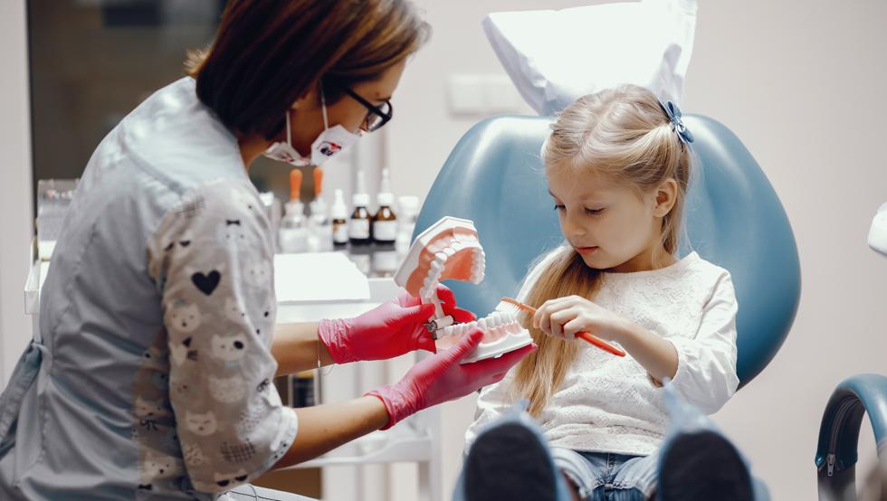 ¿A qué edad debe ir un niño por primera vez al dentista?