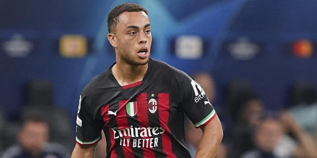 AC Milan Sergiño Dest se prepara para jugar en el equipo revelación