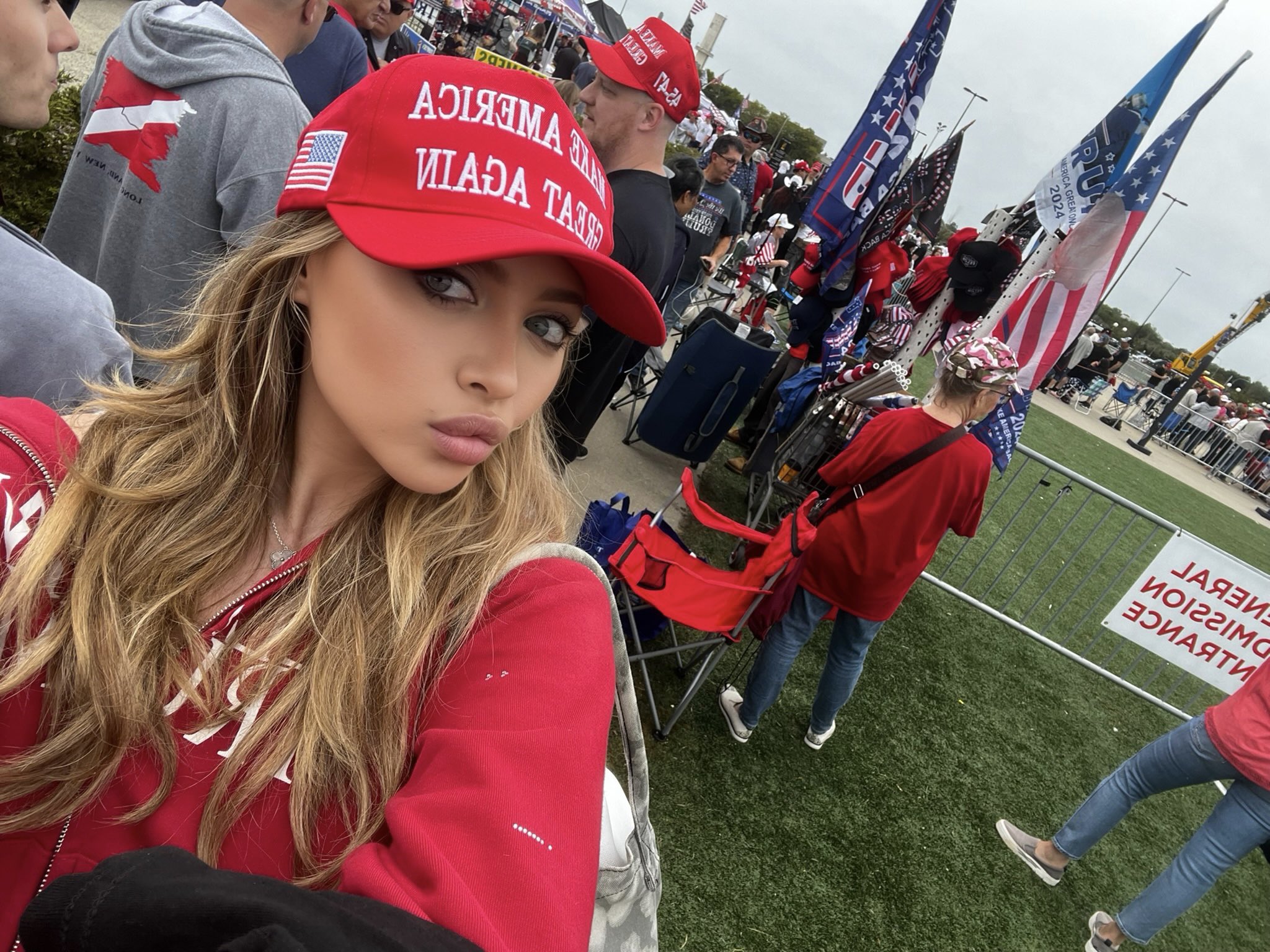 UNCENSORED Watch OnlyFans model Ava Louise flash Donald Trump at his