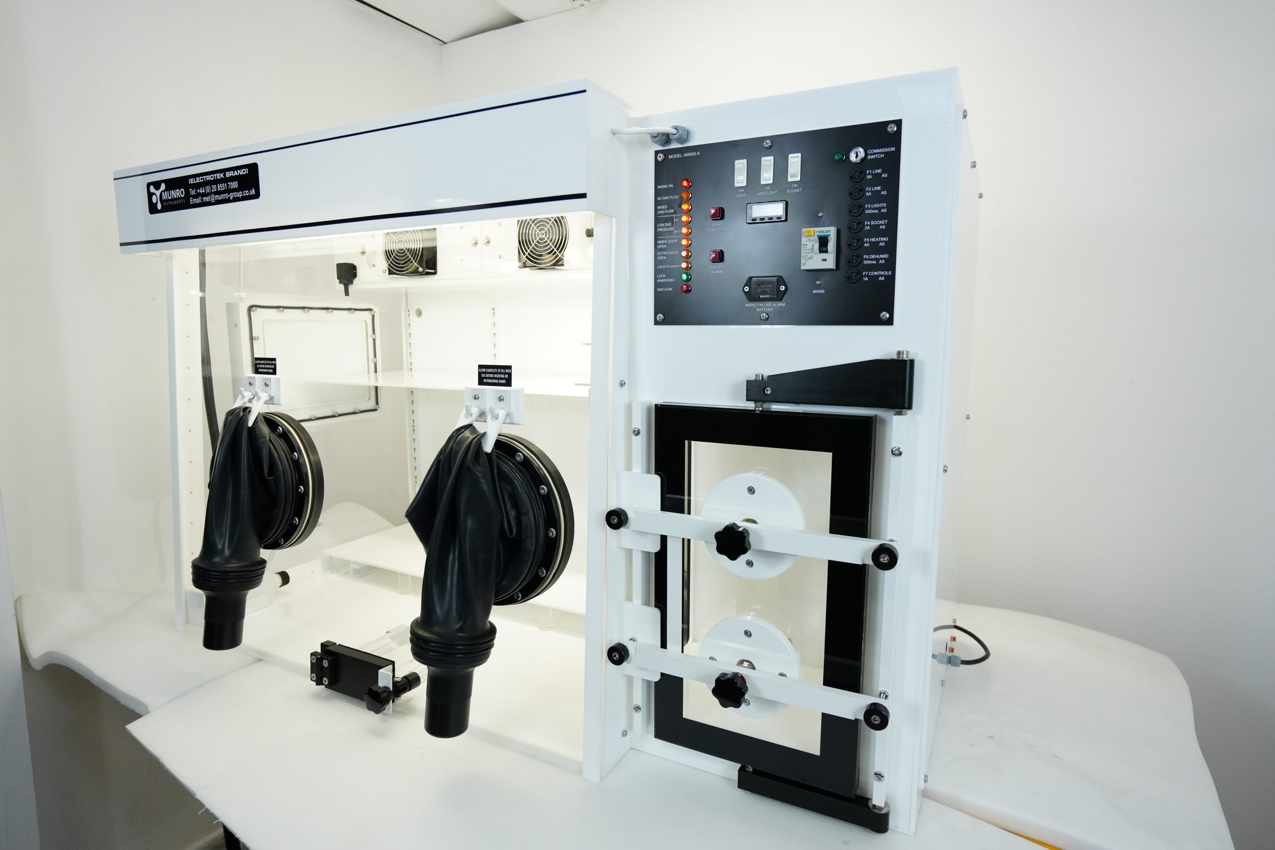 Munro Instruments' CuttingEdge Anaerobic/Workstation ,Extra Large