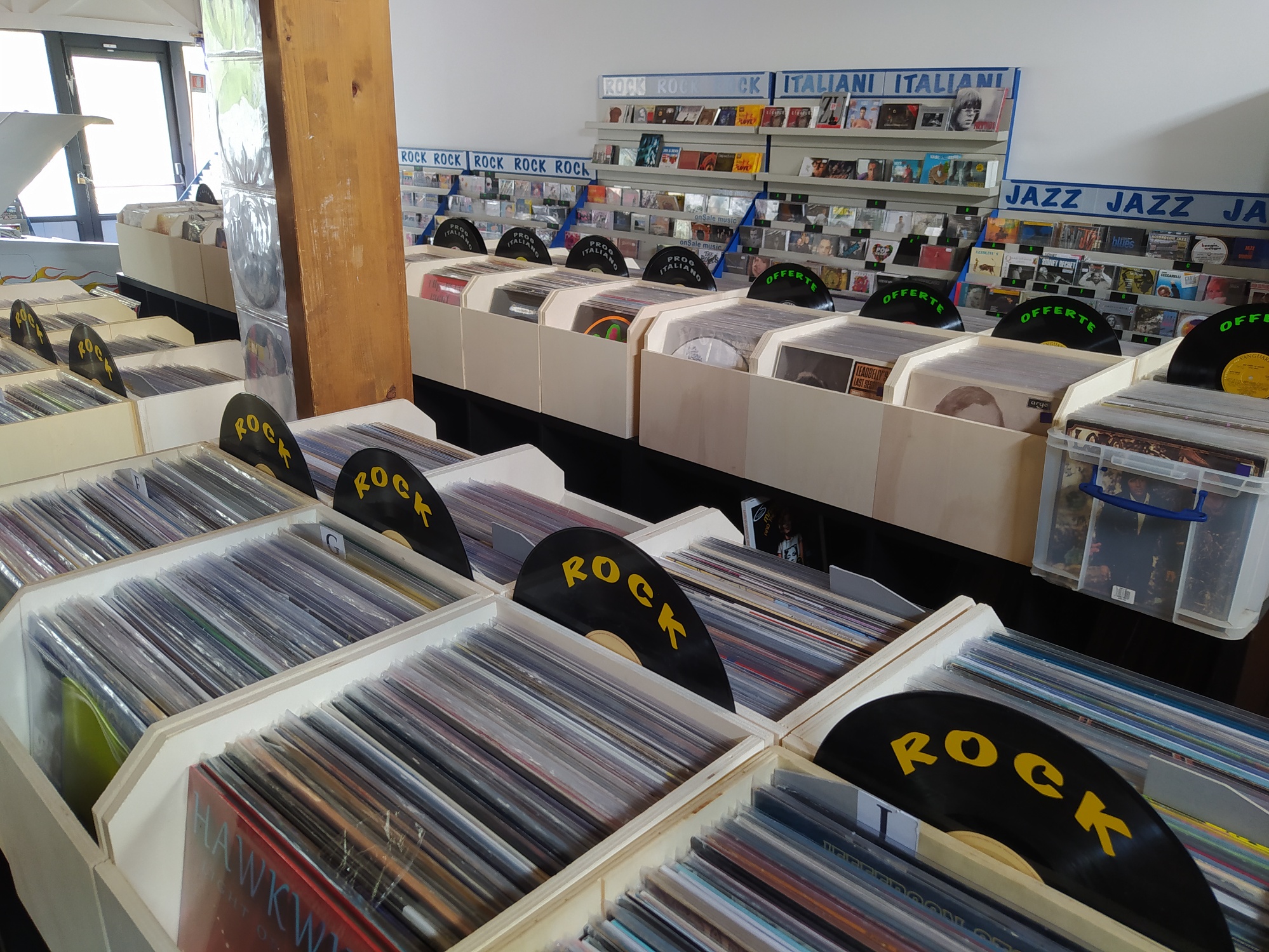 Music Machine. Siamo aperti! MUSIC MACHINE Record Store