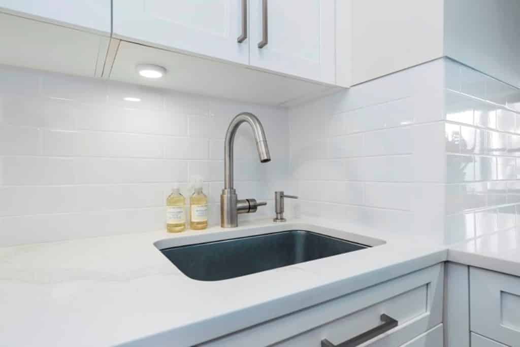 A gray backsplash is the next big trend to hit our kitchens. 4 Pro Tips For Choosing Grout Color Read Before Remodeling