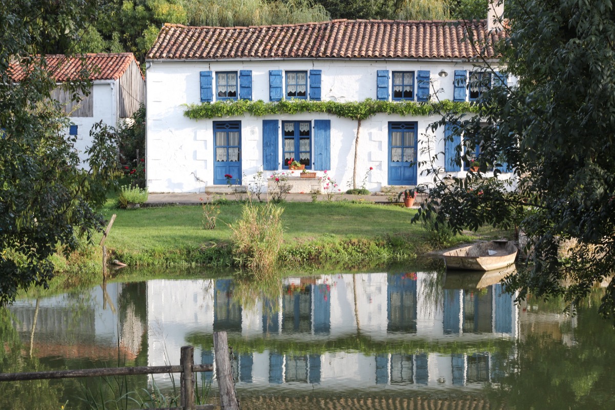 reflets-maison-volets-bleus-coulon-marais-poitevin-mylittleroad - My Little  Road