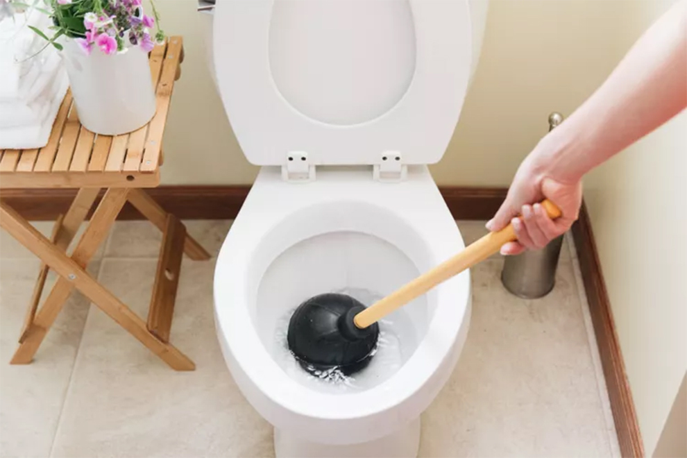 How To Fix & Unclog A Toilet Without A Plunger (Clear Stuck Toilet