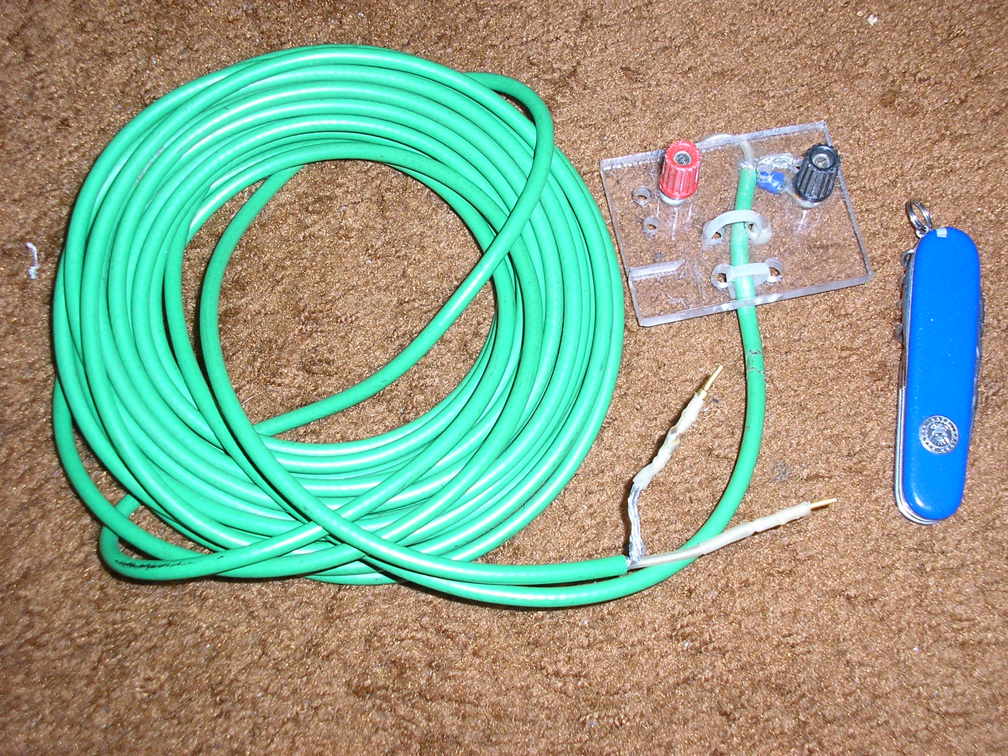 Expedient dipole/wire array center insulator Expedient dipole/wire array center insulator