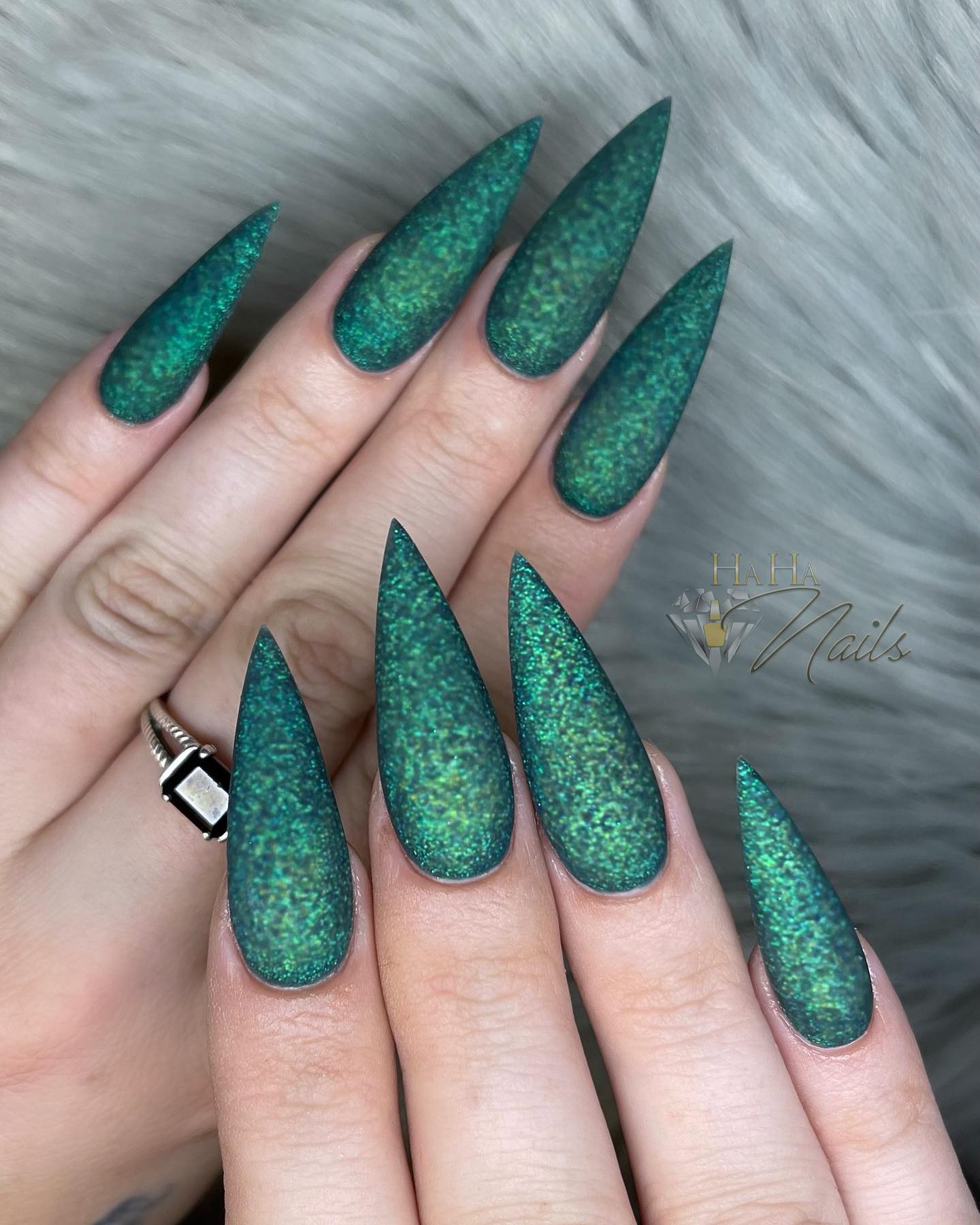 17+ Emerald Green Acrylic Nails to Try in 2024 Nail Designs Daily