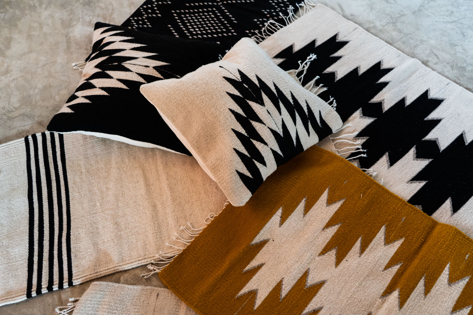 Maguey Handwoven Mexican Rug Natural + Noir Nakawe Trading