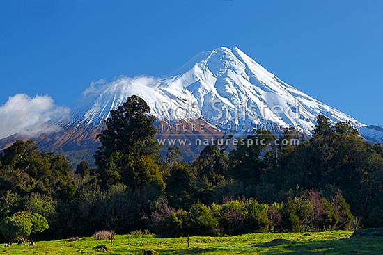 Mount Taranaki / Mt Egmont (2518m), volcanic cone in