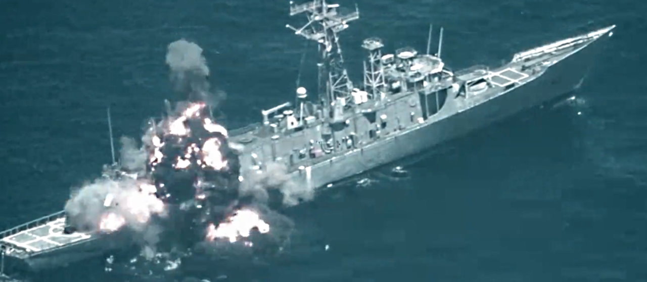 Vídeo SINKEX no RIMPAC afunda fragata desativada dos EUA Poder Naval