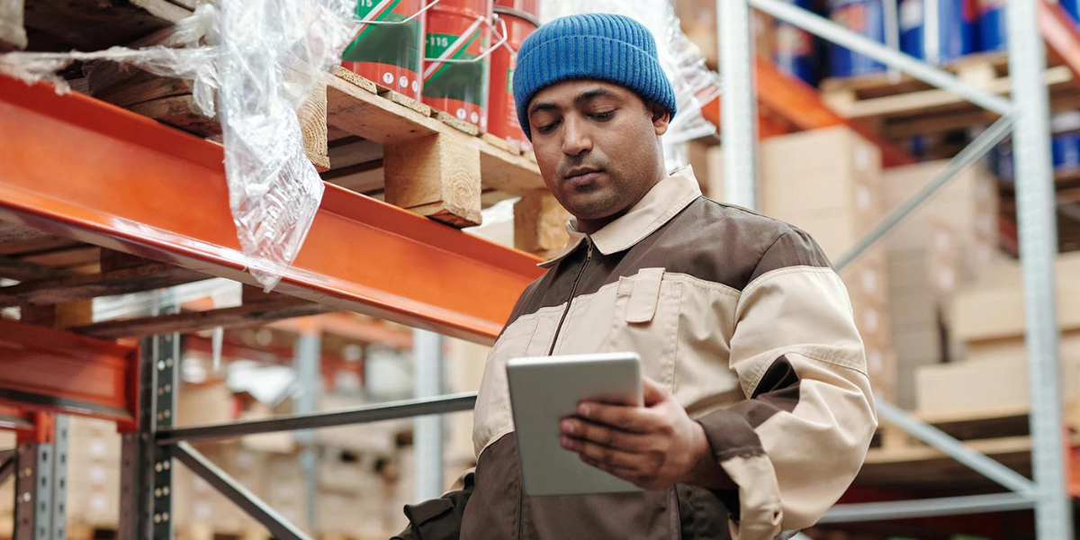 What Does a Shipping and Receiving Clerk Do? (2023 Guide) Discovering