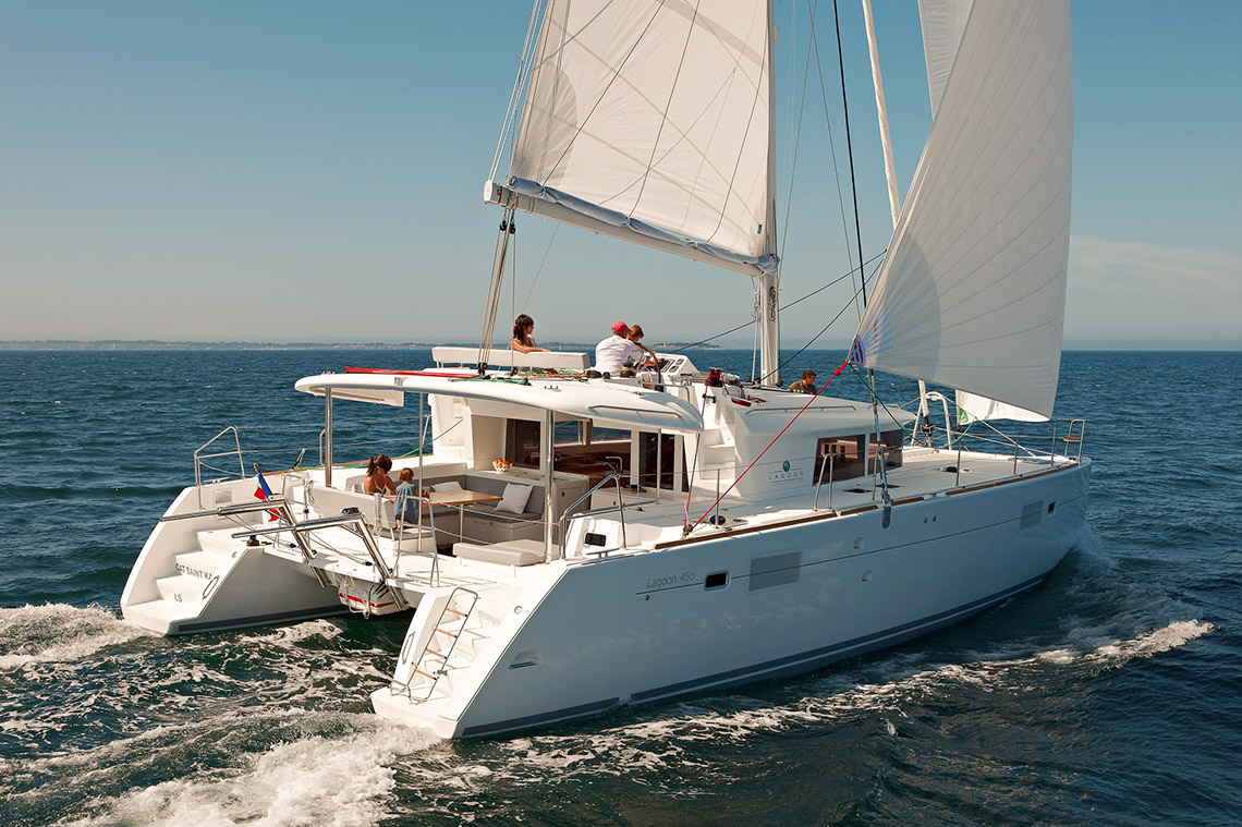 How to sail a catamaran? Read our catamaran sailing tips