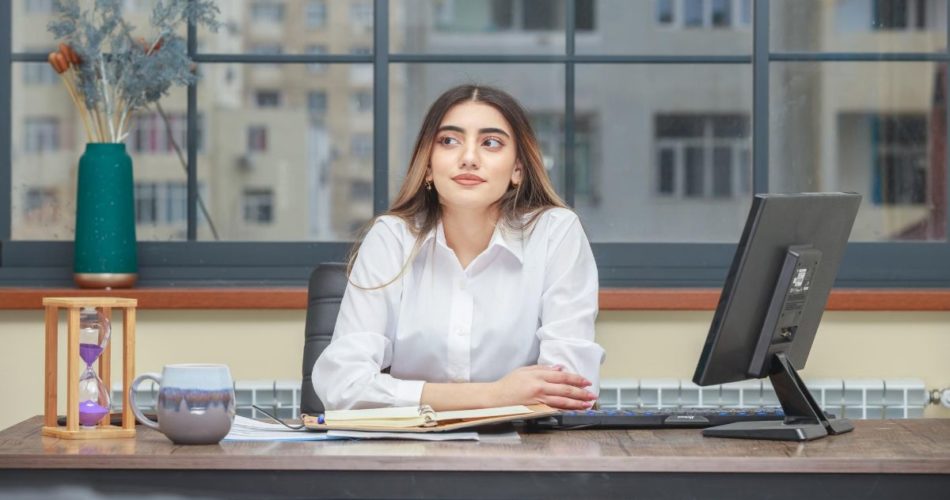 What Are the Characteristics of a Modern Desk? Nerdynaut