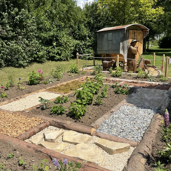 Stadt Neresheim HÃ¤rtsfelder BarfuÃŸpfad im Staudenbeet